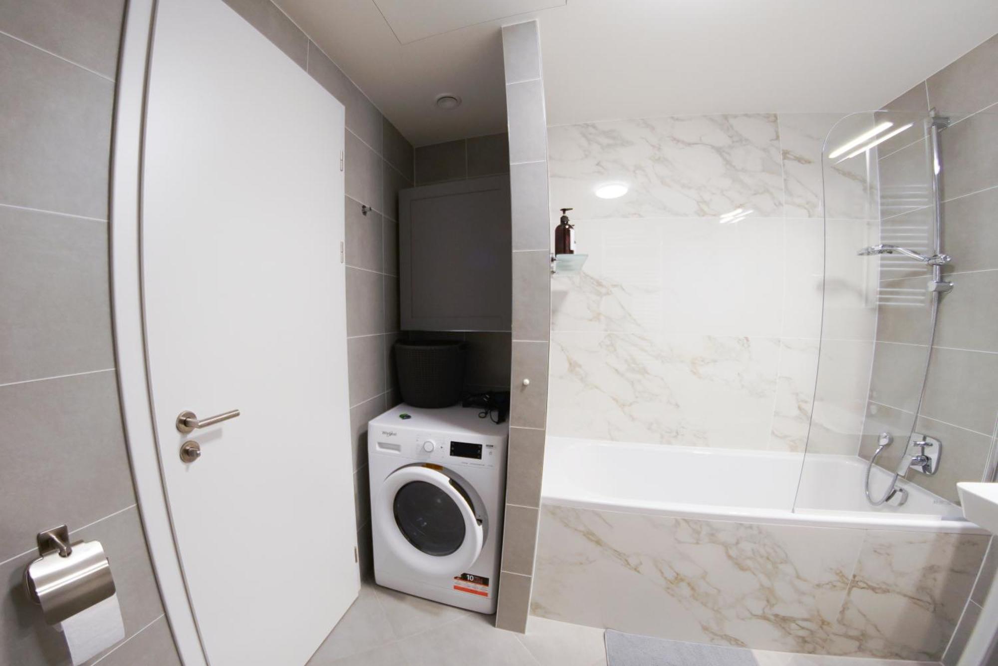 Holesovice Delight: Modern Comfort With A Twist In 7 Apartmán *